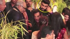 Arjun Kapoor & Salman Khan’s awkward meet in front of Boney Kapoor Arjun Kapoor & Salman Khan’s awkward meet in front of Boney Kapoor