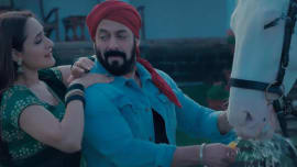 Salman Khan romances Pragya Jaiswal in Guru Randhawa's romantic ballad, 'Main Chala' Salman Khan romances Pragya Jaiswal in Guru Randhawa's romantic ballad, 'Main Chala'