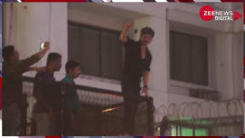 Crowd gathered outside Pathaan Shah Rukh Khan house mannat at midnight watch full video Crowd gathered outside Pathaan Shah Rukh Khan house mannat at midnight watch full video