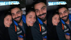 Anushka Sharma shares cute selfie with Virat Kohli, asks 'who goes to bed at 9:30?' Anushka Sharma shares cute selfie with Virat Kohli, asks 'who goes to bed at 9:30?'