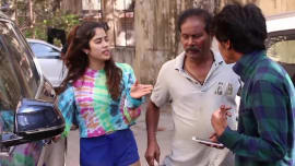 A cleaner asked Janhvi Kapoor to not take pics with people. Here's why! A cleaner asked Janhvi Kapoor to not take pics with people. Here's why!
